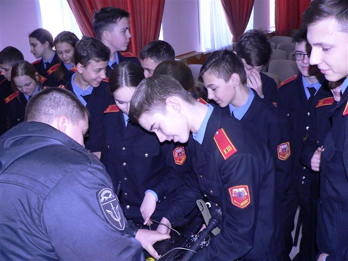 В Брянске росгвардейцы провели урок памяти для кадет