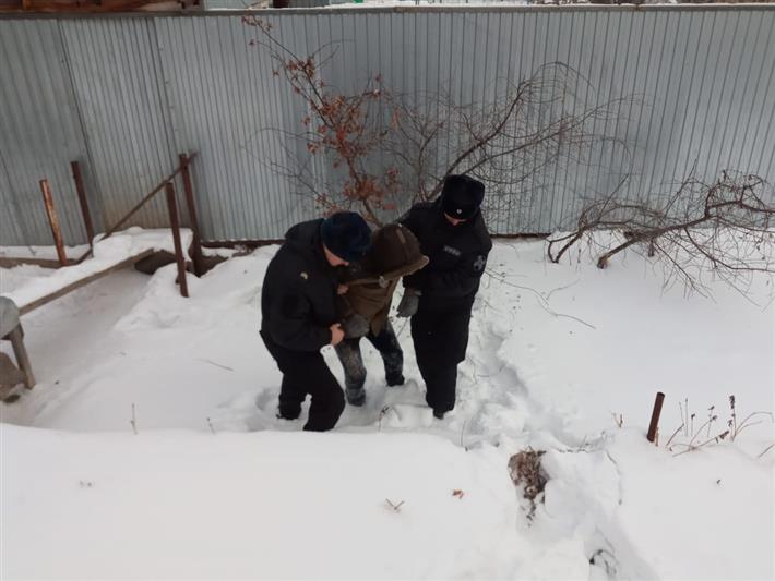 Омоновцы спасли замерзавшего человека в Оренбурге