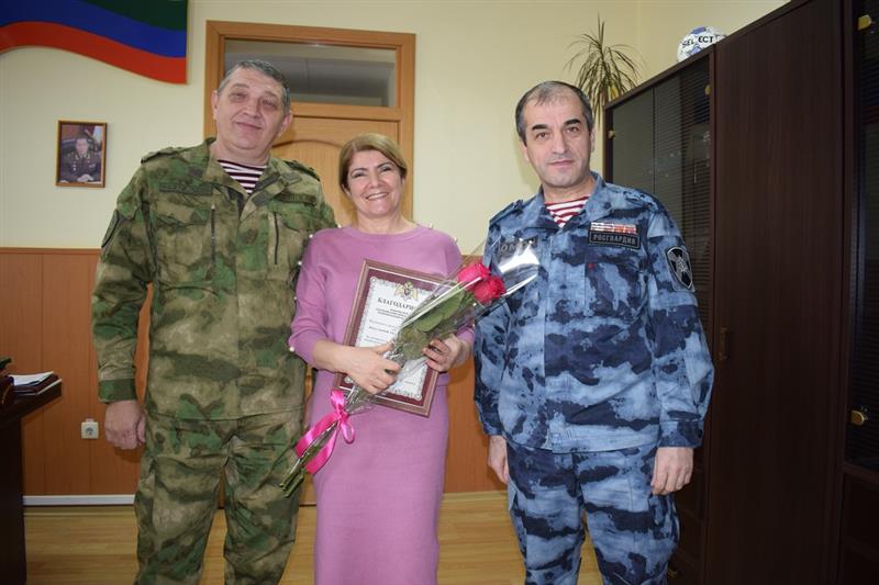 Сотрудники Росгвардии поздравили с Днём российской печати журналистов Дагестана