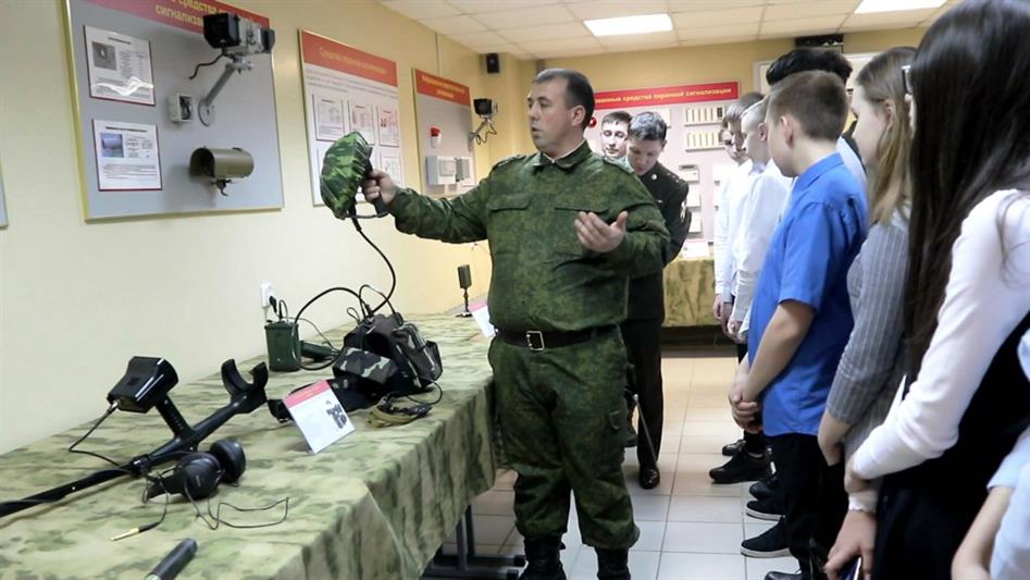 Офицеры инженерной службы управления Уральского округа Росгвардии рассказали старшеклассникам  о своей профессии