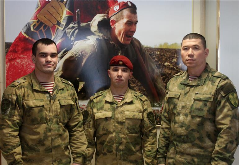 Военнослужащие Росгвардии спасли жизнь девушке, пострадавшей в дорожно-транспортном происшествии (фото, видео)