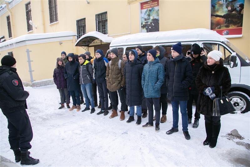  Офицеры СОБР «Гранит» провели Урок мужества для петербургских школьников 