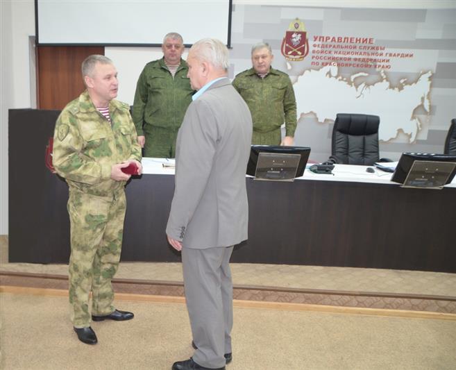 Директор Федеральной службы войск национальной гвардии Российской Федерации поздравил ветерана вневедомственной охраны с 75-летием снятия блокады Ленинграда