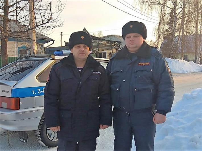 В Новосибирской области сотрудники Росгвардии вынесли пенсионеров из горящего дома 
