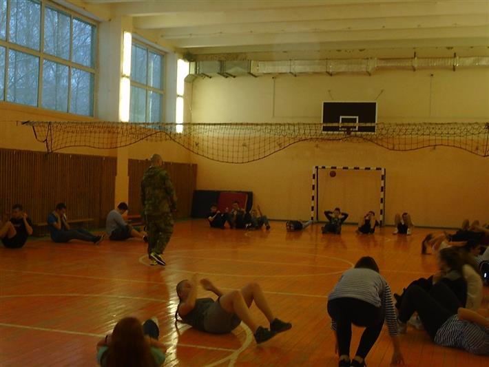 Сотрудники ОМОН провели для череповецких школьников из специализированного класса урок самообороны