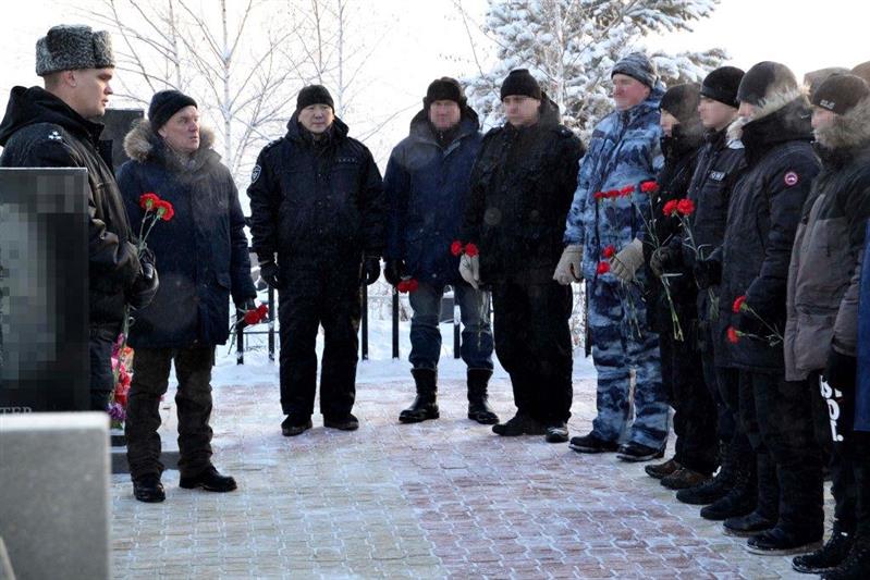 Якутские омоновцы почтили память погибших сослуживцев Александра Рыжикова и Станислава Голоморева