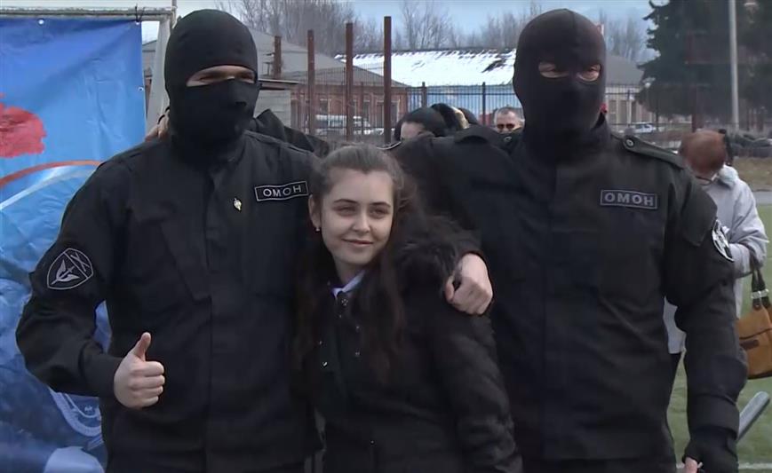 Бойцы ОМОН поздравили жителей Алагира с Днем защитника Отечества
