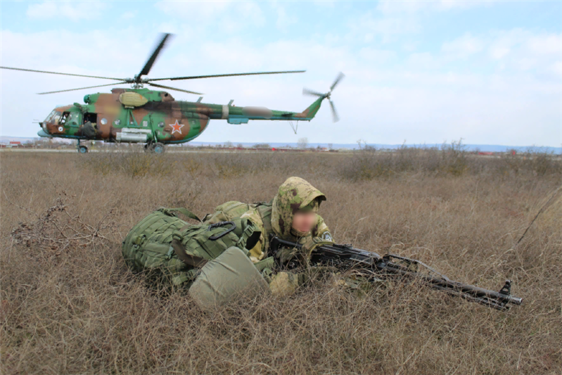 На Северном Кавказе военнослужащие уральского отряда спецназа Росгвардии отработали десантирование с вертолета 