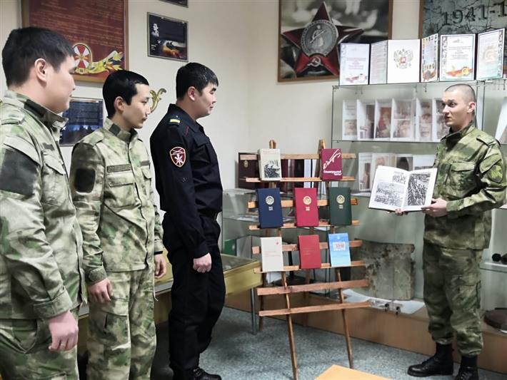 В Управлении Росгвардии по Республике Калмыкия состоялась книжная выставка в честь годовщины разгрома фашистов под Сталинградом