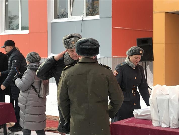 В Заполярье военнослужащие Росгвардии получили ключи от новых квартир (фото, видео)