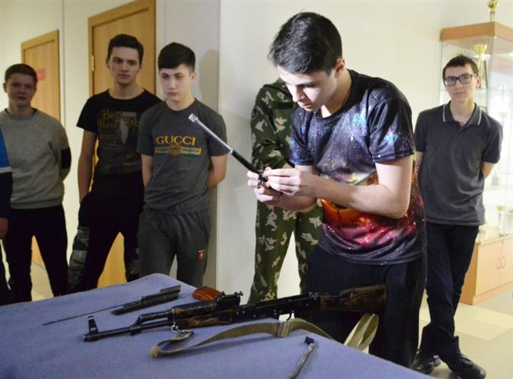 Студенты сургутского политехнического колледжа приняли участие в акции Росгвардии «В спецназ на денек»