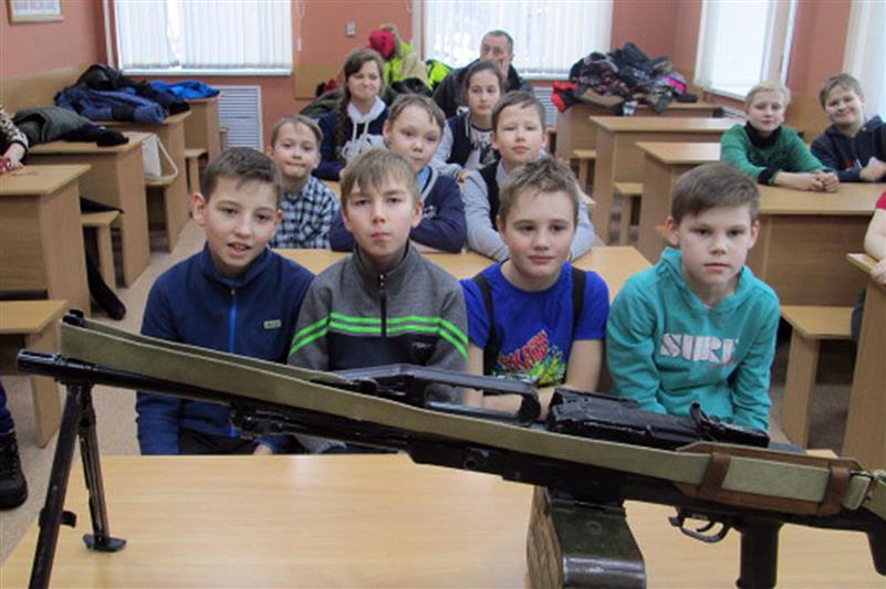 Кировские школьники побывали в гостях у ОМОН 