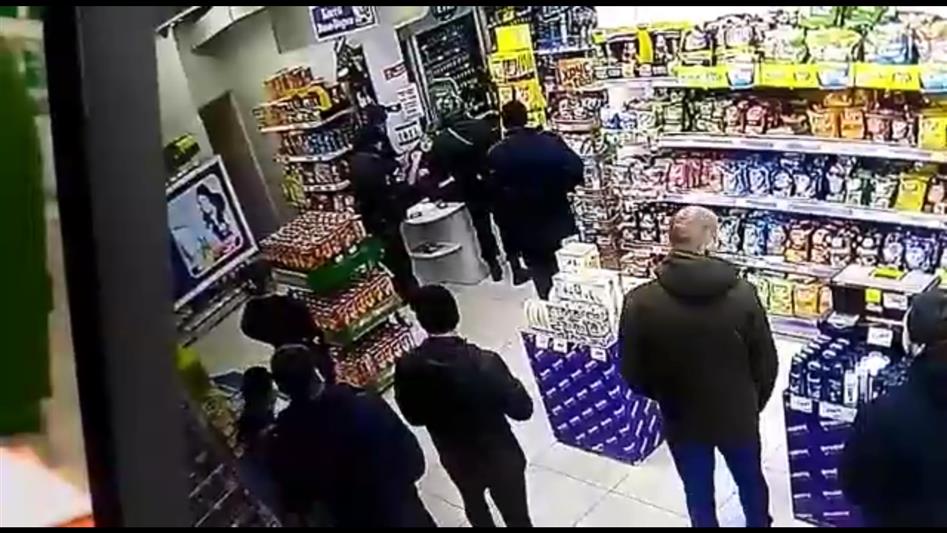 В Чите работники ФГУП «Охрана» Росгвардии  обезвредили мужчину, угрожавшего ножом кассиру супермаркета (видео)