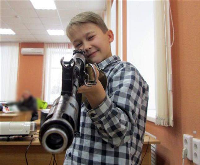 Кировские школьники побывали в гостях у ОМОН 