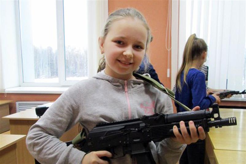 Кировские школьники побывали в гостях у ОМОН 