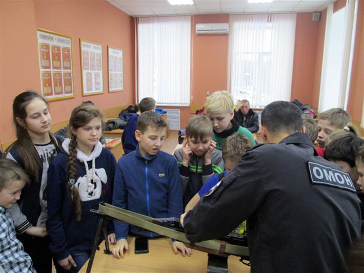 Кировские школьники побывали в гостях у ОМОН 