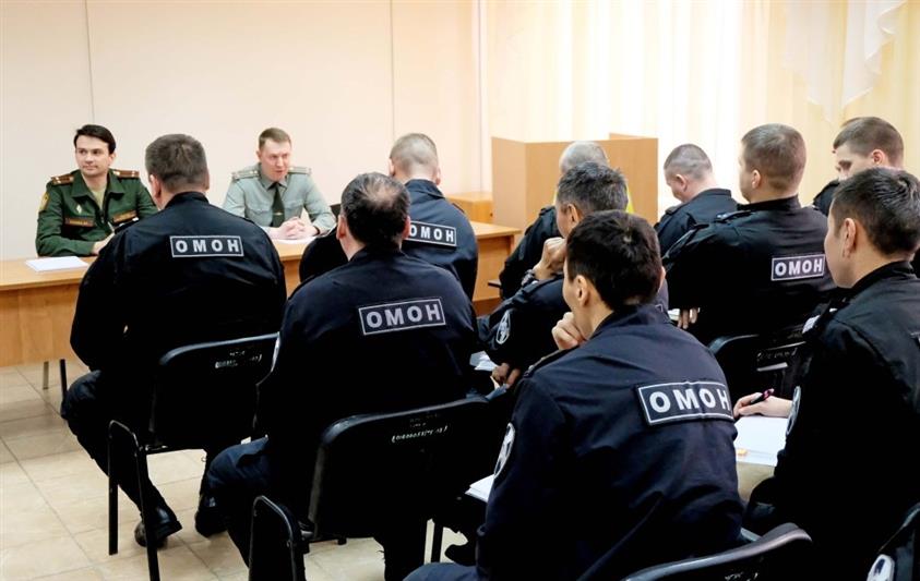 Заместитель военного прокурора Якутского гарнизона провел правовое информирование личного состава ОМОН, СОБР и вневедомственной охраны