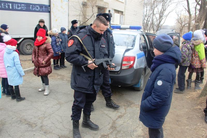 В Приморье сотрудники вневедомственной охраны провели Урок мужества для школьников 