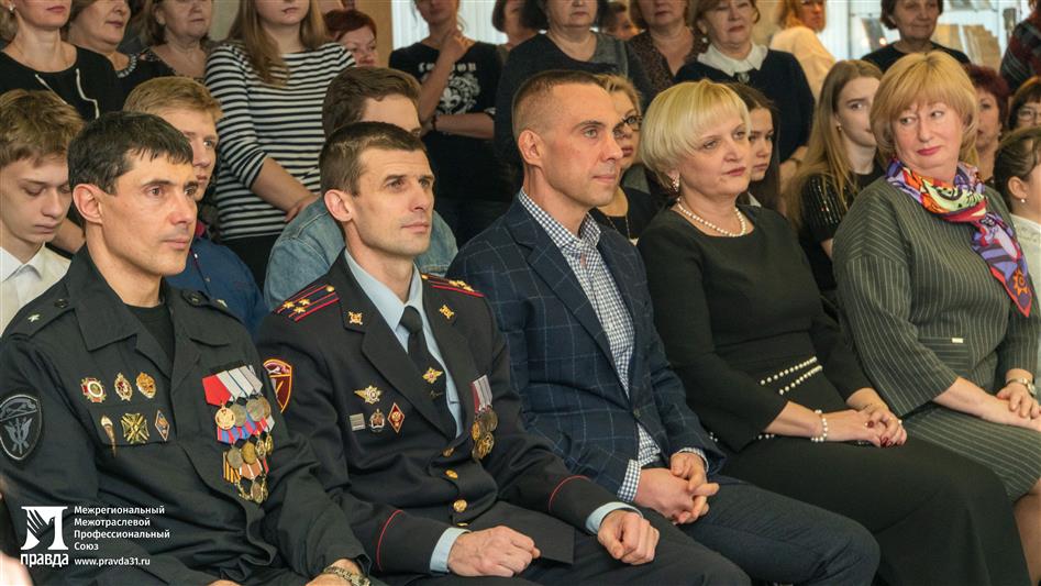 Офицеры Росгвардии передали экземпляры книги «Герои среди нас» в фонд Белгородской универсальной научной библиотеки