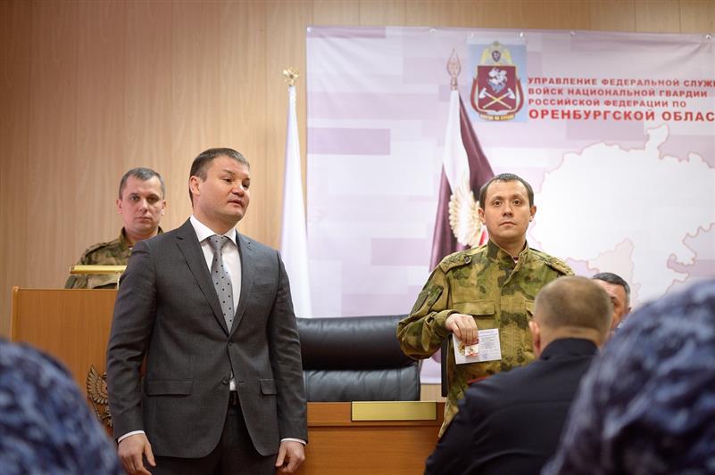 Оренбургским росгвардейцам торжественно вручили значки «ГТО»