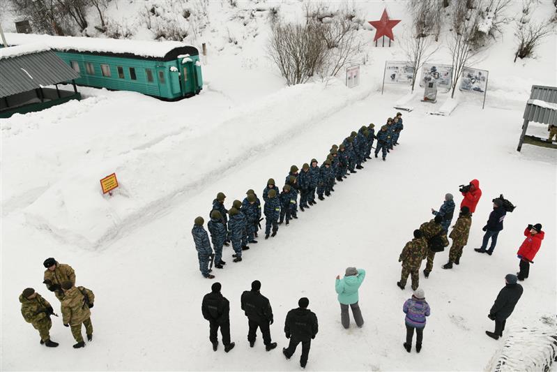 Школьники Кузбасса попробовали себя в роли бойцов Росгвардии (фото, видео)