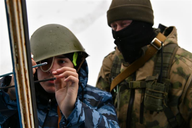 Школьники Кузбасса попробовали себя в роли бойцов Росгвардии (фото, видео)