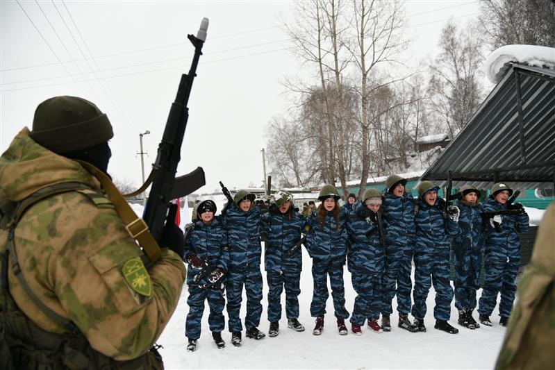 Школьники Кузбасса попробовали себя в роли бойцов Росгвардии (фото, видео)