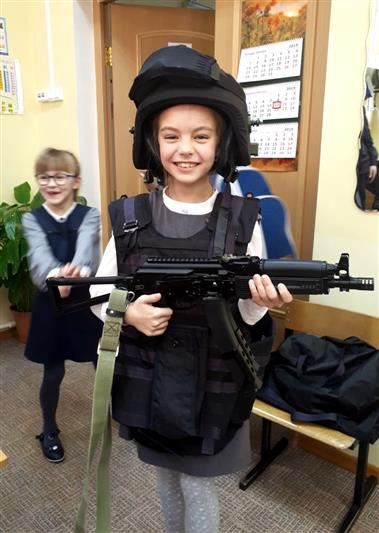  В преддверии Дня защитника Отечества бойцы ОМОН провели Урок мужества для учащихся магаданских школ