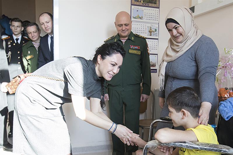 РОСГВАРДИЯ ПОЗДРАВИЛА РАНЕНОГО СИРИЙСКОГО МАЛЬЧИКА С ПРАЗДНИКОМ НАСТОЯЩИХ МУЖЧИН