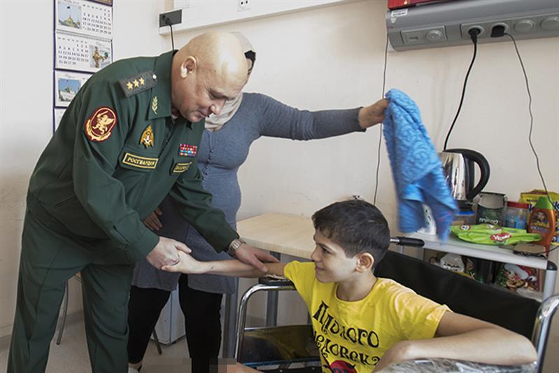 РОСГВАРДИЯ ПОЗДРАВИЛА РАНЕНОГО СИРИЙСКОГО МАЛЬЧИКА С ПРАЗДНИКОМ НАСТОЯЩИХ МУЖЧИН