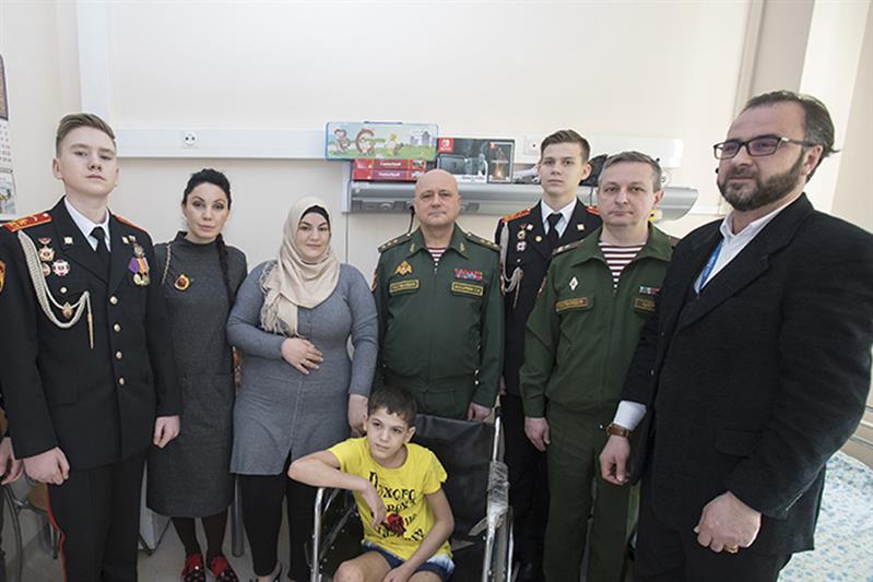РОСГВАРДИЯ ПОЗДРАВИЛА РАНЕНОГО СИРИЙСКОГО МАЛЬЧИКА С ПРАЗДНИКОМ НАСТОЯЩИХ МУЖЧИН
