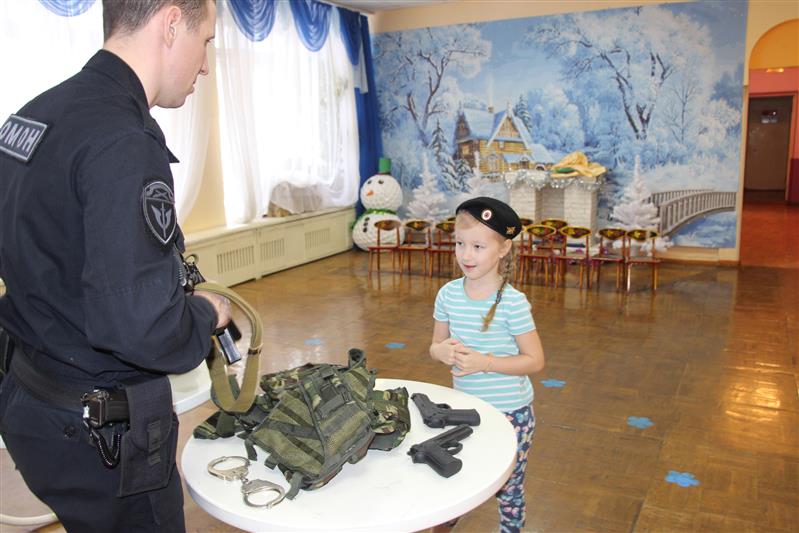 Сотрудники Росгвардии проводят уроки мужества для воспитанников детских садов Вологодчины