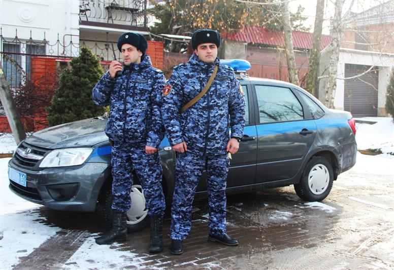 В Ростове-на-Дону росгвардейцы передали полицейским двоих подростков, убежавших из дома