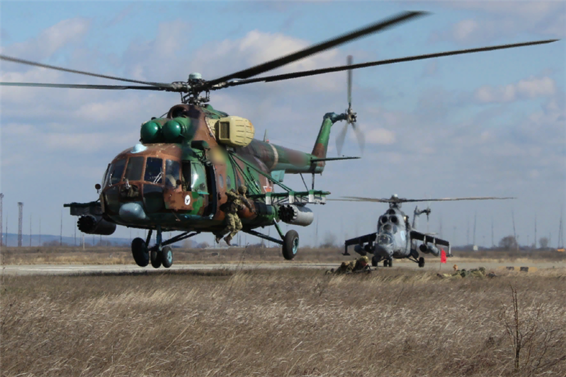 На Северном Кавказе военнослужащие уральского отряда спецназа Росгвардии отработали десантирование с вертолета 