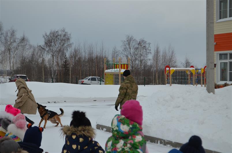 Сотрудники Росгвардии проводят уроки мужества для воспитанников детских садов Вологодчины
