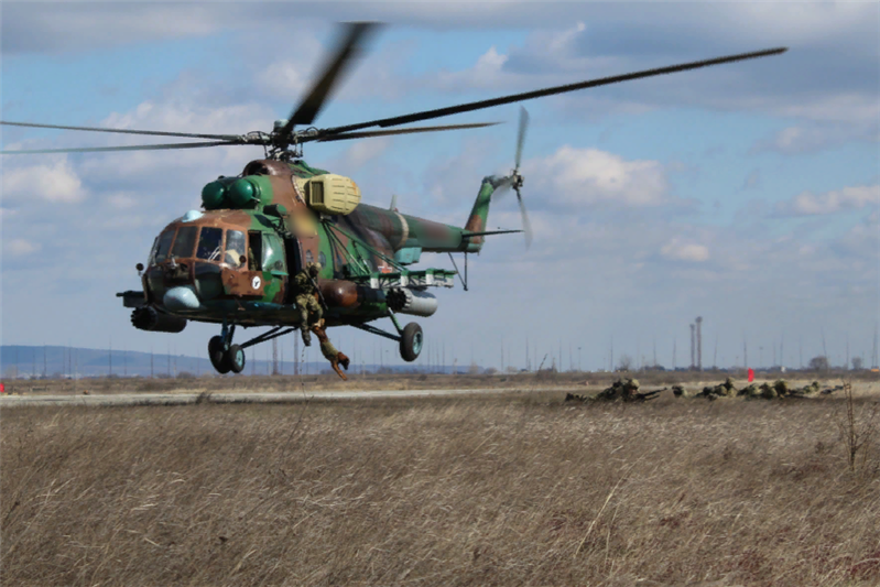 На Северном Кавказе военнослужащие уральского отряда спецназа Росгвардии отработали десантирование с вертолета 