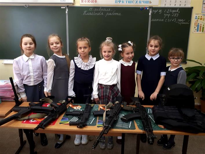  В преддверии Дня защитника Отечества бойцы ОМОН провели Урок мужества для учащихся магаданских школ