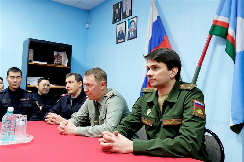 Заместитель военного прокурора Якутского гарнизона провел правовое информирование личного состава ОМОН, СОБР и вневедомственной охраны