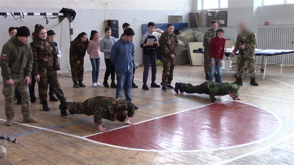 Сотрудники СОБР Управления Росгвардии по Северной Осетии провели День мужества для школьников