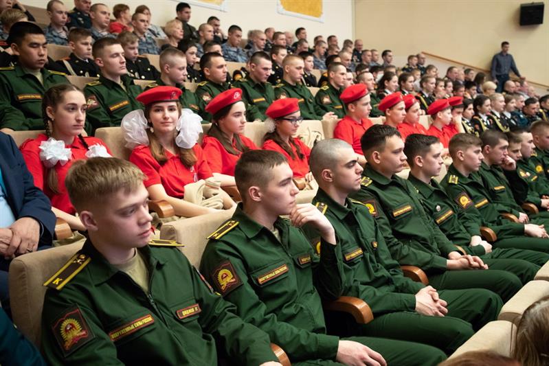 В Москве росгвардейцы приняли участие в традиционной встрече поколений защитников Отечества