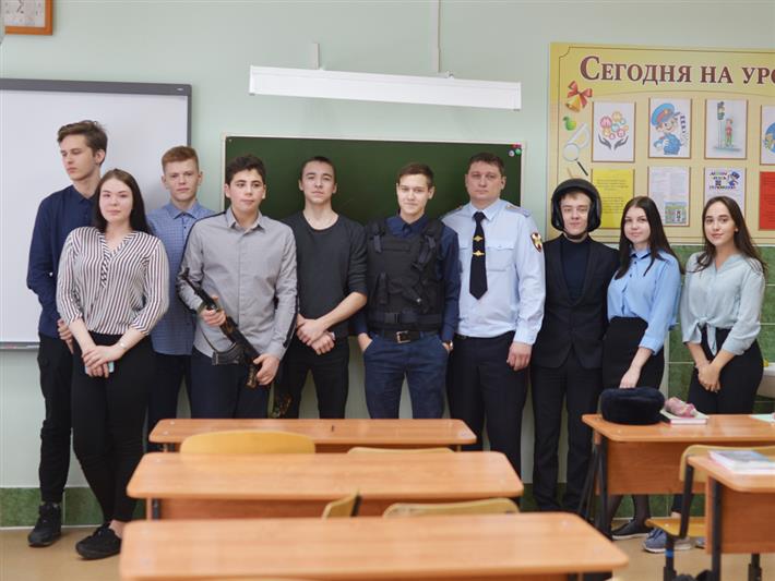 В преддверии Дня защитника Отечества сотрудники вневедомственной охраны провели Урок мужества для томских школьников
