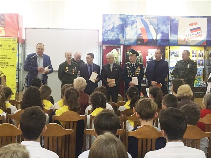В честь годовщины окончания Афганской войны росгвардейцы организовали посещение тематической выставки для ставропольских школьников