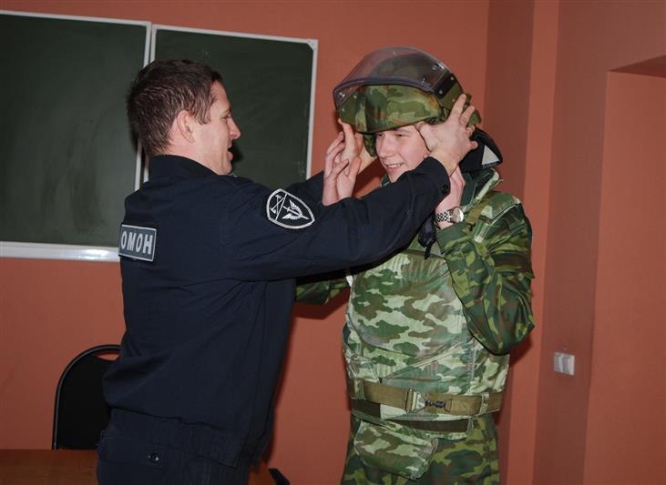 Кировские росгвардейцы встретились с отличившимися во время месячника оборонно-массовой работы юнармейцами