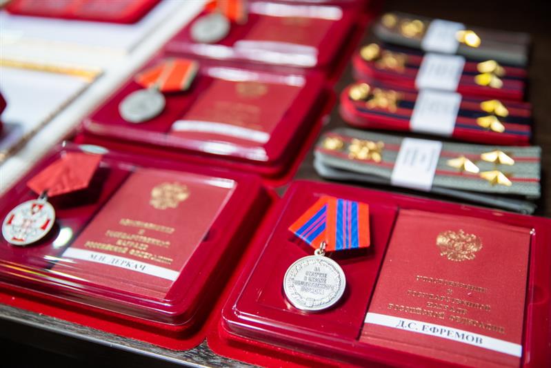 Директор Росгвардии генерал армии Виктор Золотов вручил награды военнослужащим и сотрудникам ведомства в преддверии Дня защитника Отечества (видео)