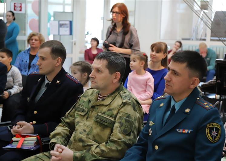 В Ханты-Мансийске росгвардейцы  приняли участие в общероссийской акции «Дарите книги с любовью»