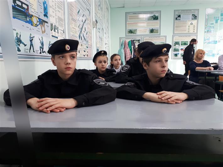 Росгвардейцы Карачаево-Черкесии провели Урок мужества для подшефного военно-патриотического отряда