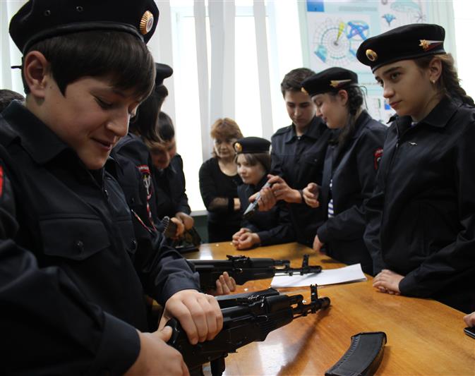 Росгвардейцы Карачаево-Черкесии провели уроки военно-патриотического воспитания,  приуроченные ко  Дню защитника Отечества