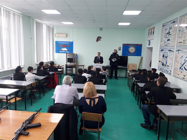 Росгвардейцы Карачаево-Черкесии провели Урок мужества для подшефного военно-патриотического отряда