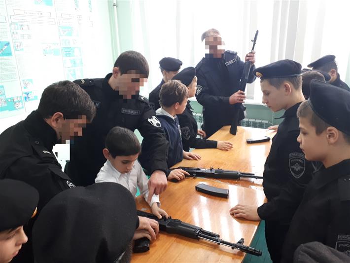 Росгвардейцы Карачаево-Черкесии провели Урок мужества для подшефного военно-патриотического отряда