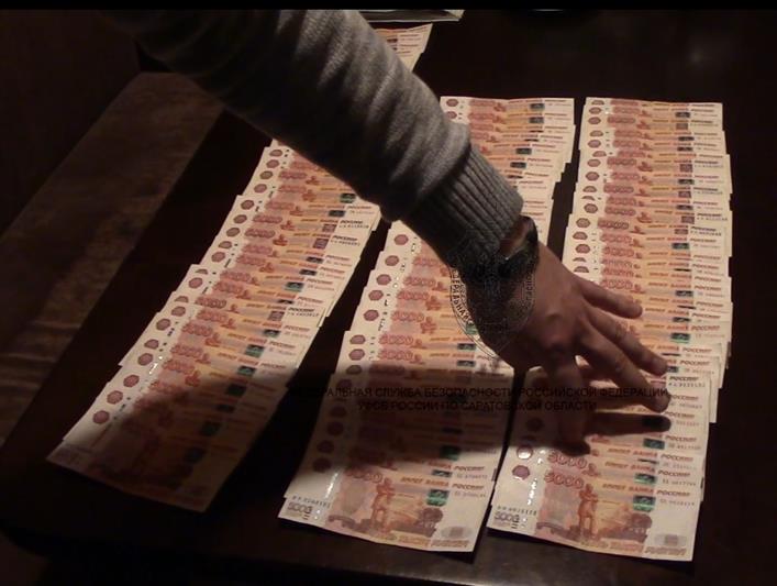 Сотрудники саратовского СОБР и оперативники ФСБ задержали подозреваемых в даче взятки должностному лицу (видео)